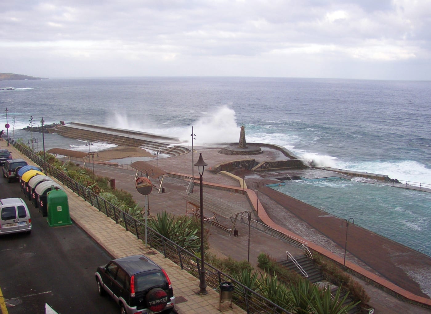 Vista elevada de las piscinas naturales de Bajamar con marea alta