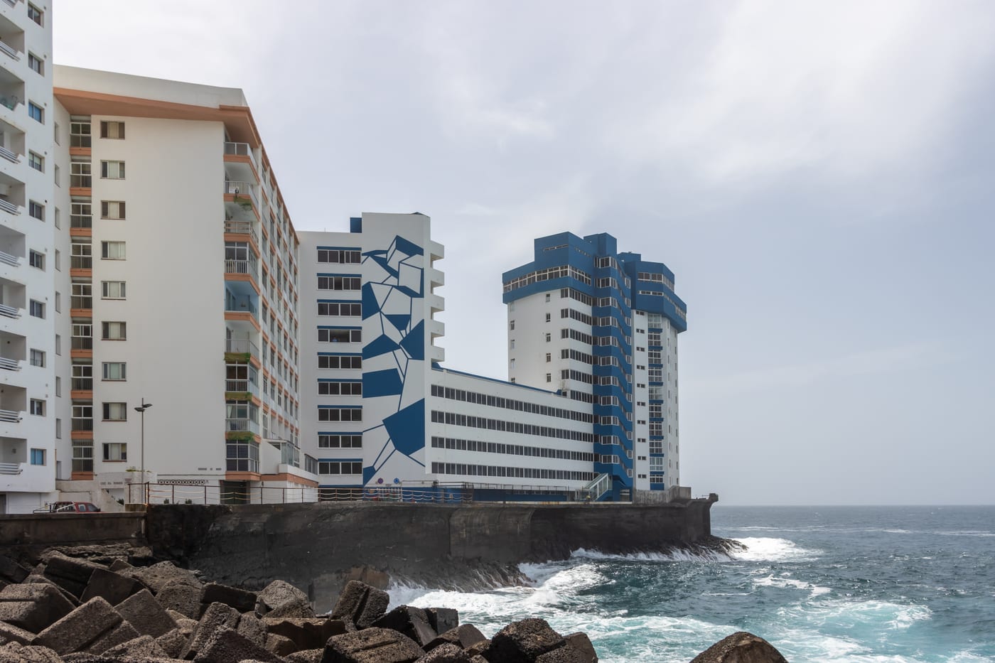 Edificios de apartamentos sobre el acantilado de la costa de Mesa del Mar, Tacoronte (Tenerife).