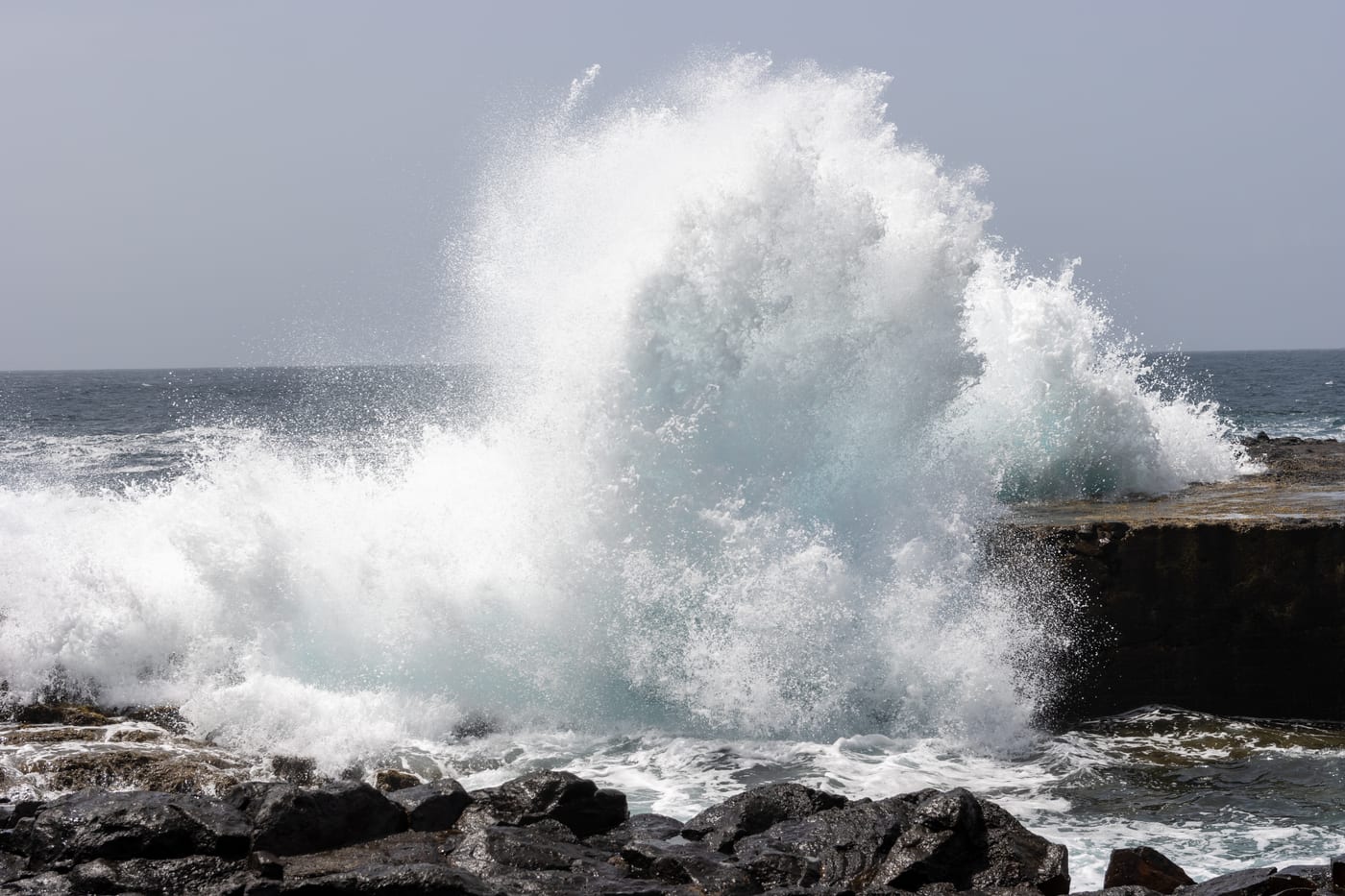 Olas rompiendo en la costa de Mesa del Mar, Tacoronte (Tenerife).