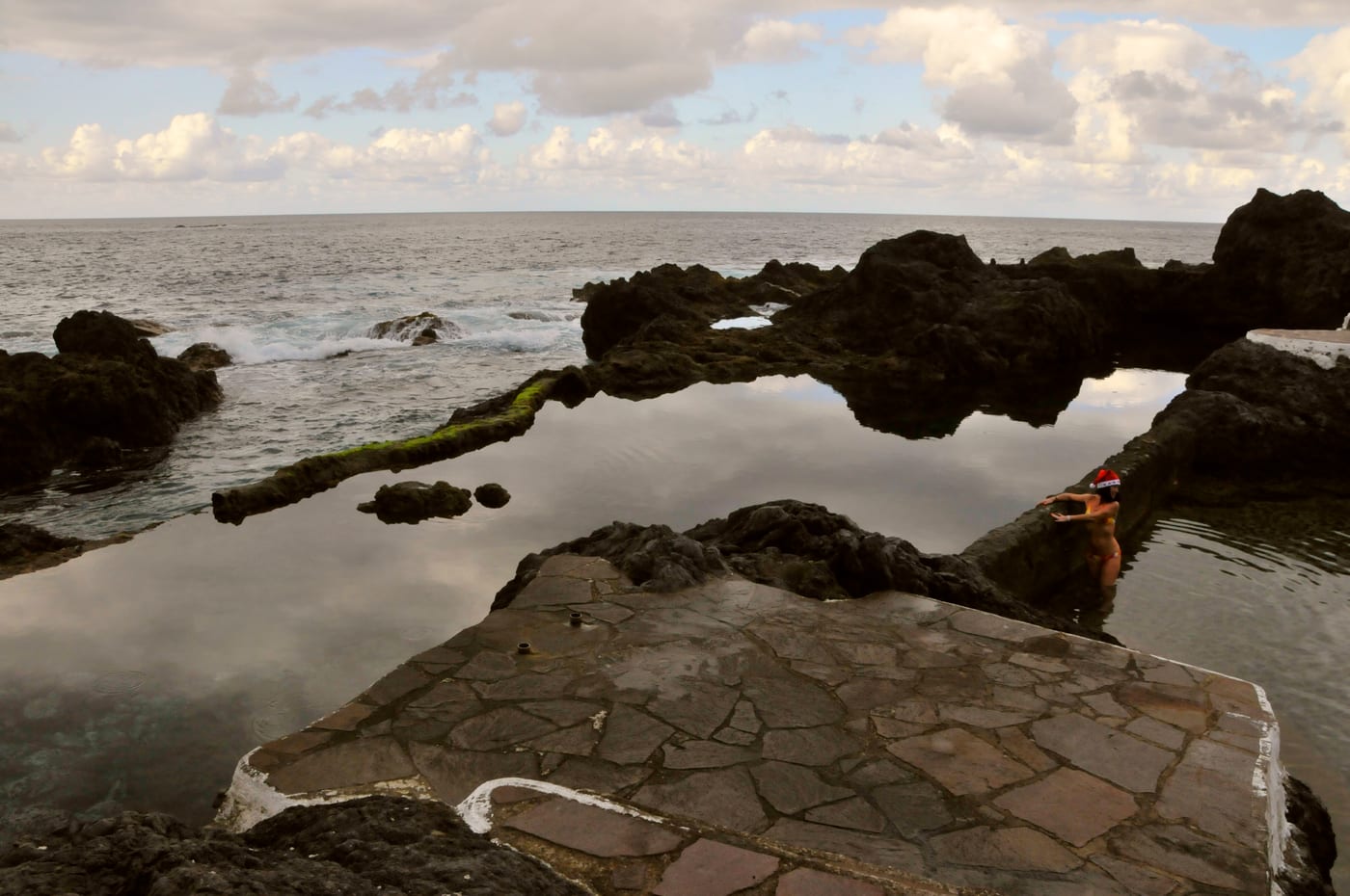 Piscina de agua de mar de El Caletón entre la roca volcánica, Garachico