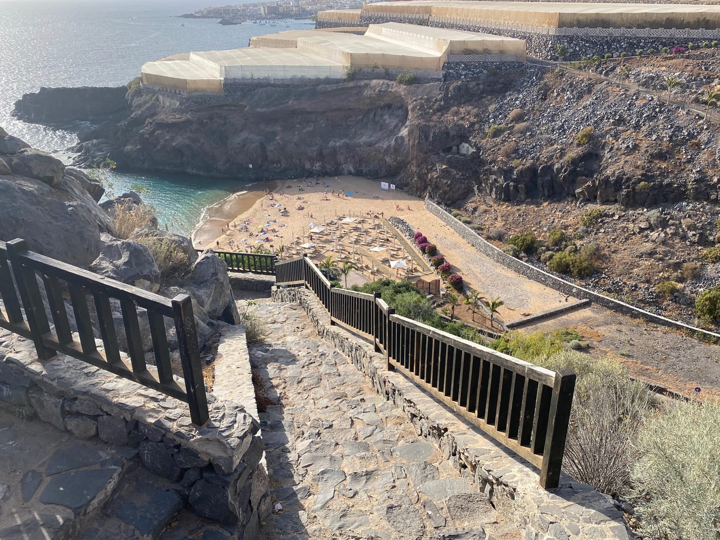 Playa de Abama, una cala de arena dorada al pie de los acantilados junto al resort Abama, en Guía de Isora, Tenerife.