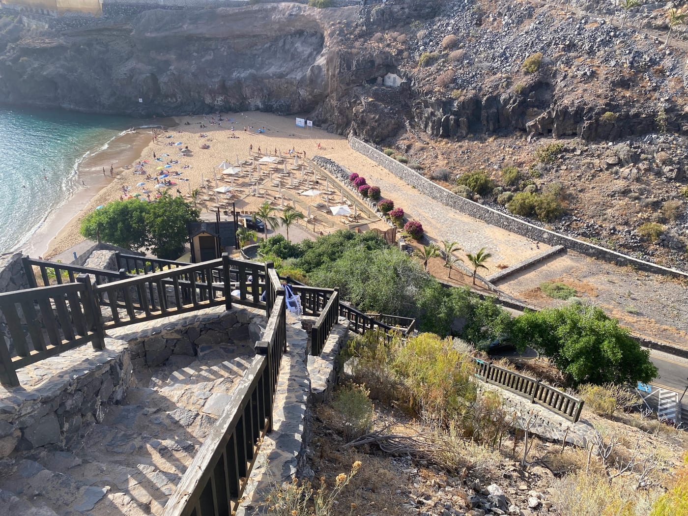 Vista de la Playa de Abama, una de las pocas playas de arena dorada del suroeste de Tenerife, resguardada por acantilados.