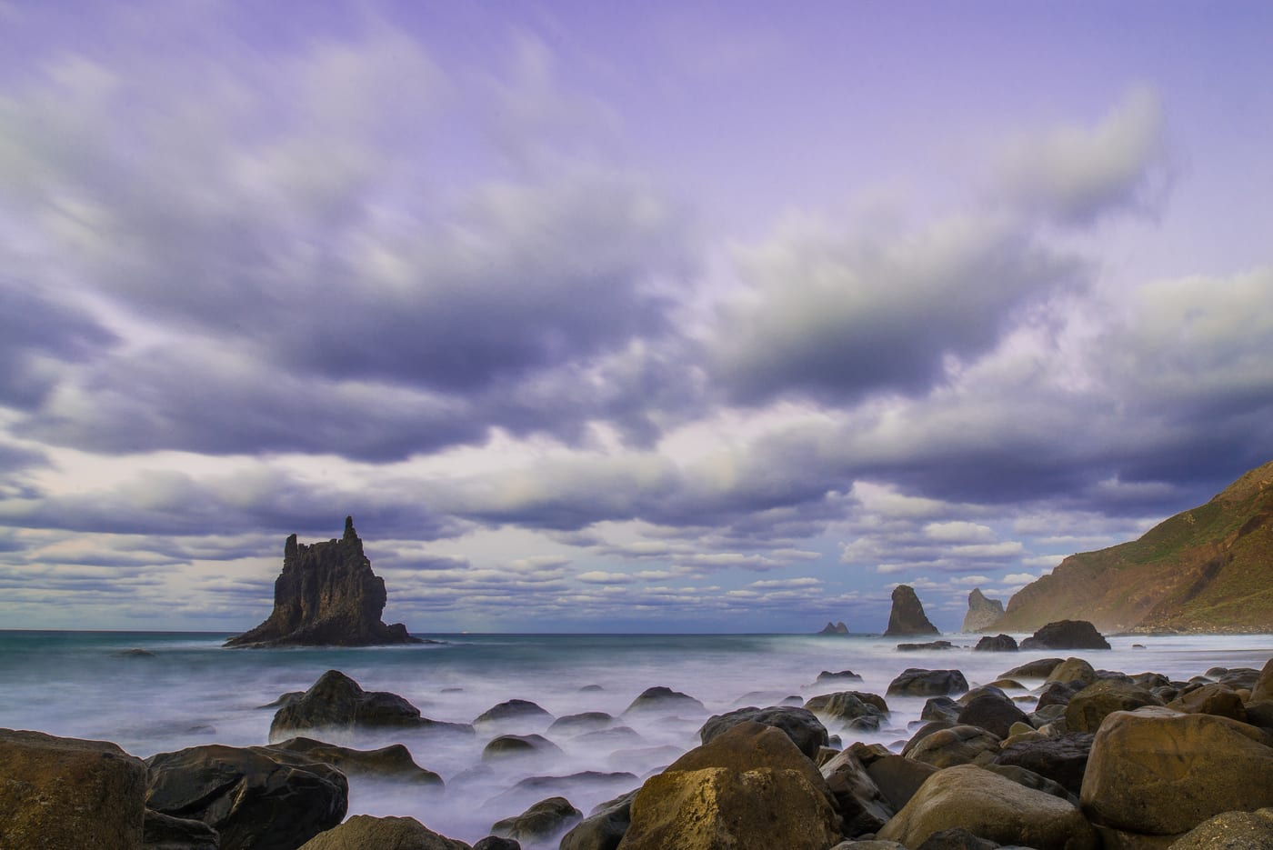 Los Roques de Anaga frente a la playa de Benijo, con las olas del Atlántico rompiendo sobre la costa de arena negra de Tenerife.