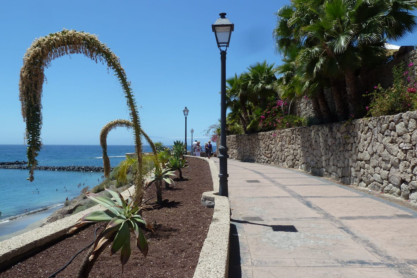 El paseo marítimo de la Playa de Fañabé, ideal para pasear en familia junto a la costa de Costa Adeje.