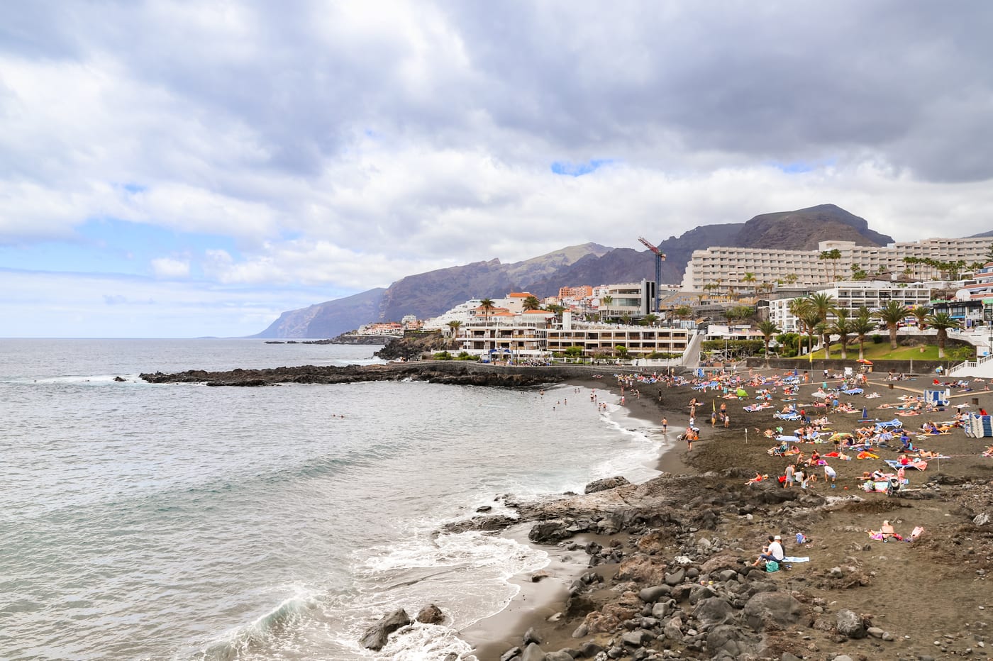 Vista de la arena negra volcánica de la Playa de la Arena, en Puerto de Santiago (Santiago del Teide), Tenerife.