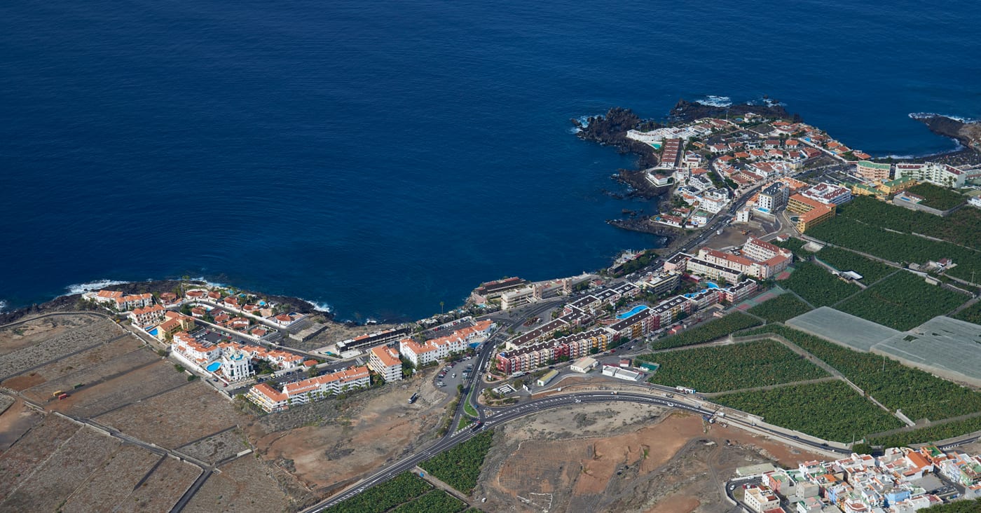 Vista aérea de la Playa de la Arena, junto a Puerto de Santiago y cerca de Los Gigantes.