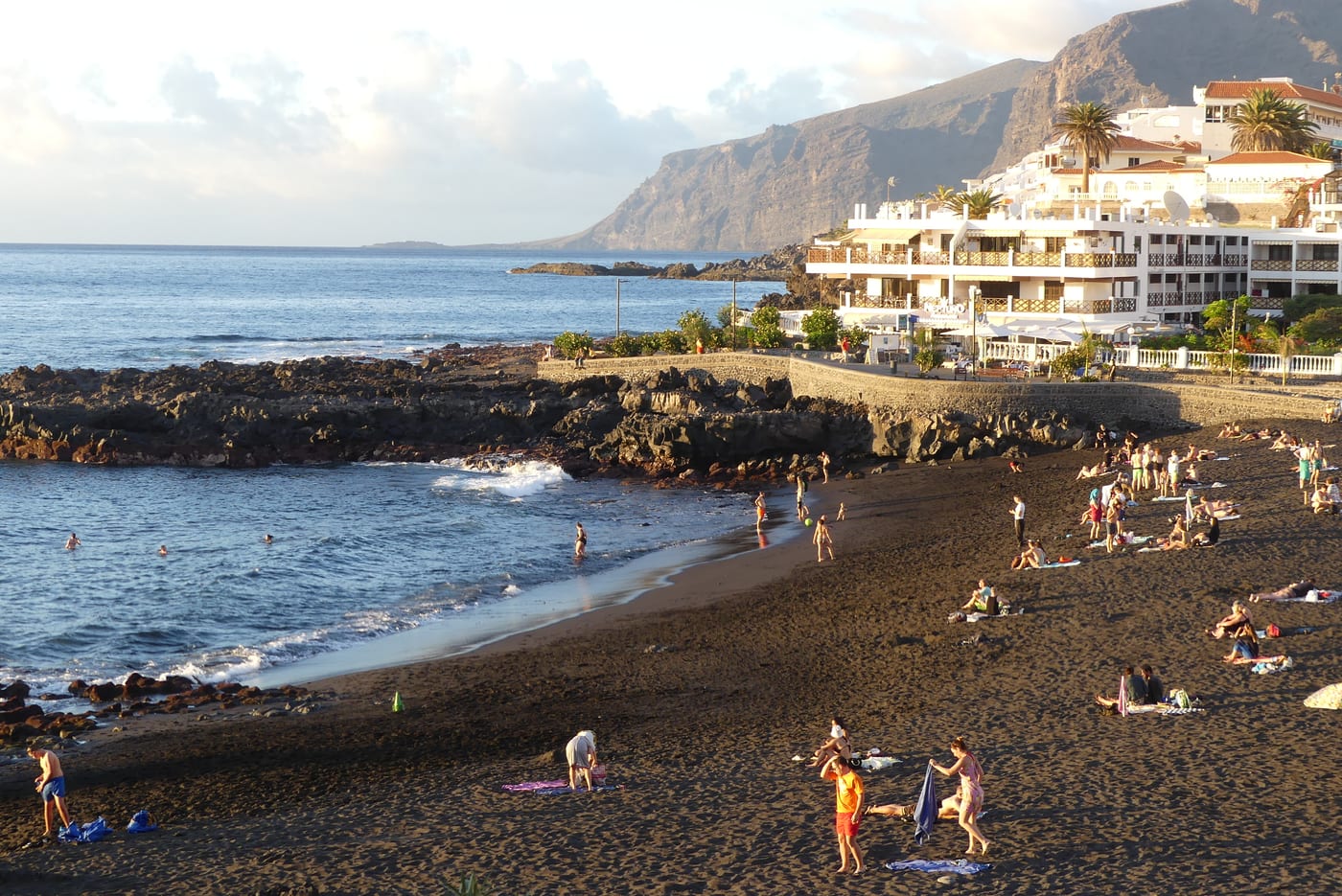 La Playa de la Arena, playa de arena negra con bandera azul en Puerto de Santiago (Santiago del Teide), Tenerife.