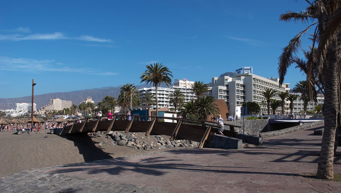 Pasarela de madera junto a la playa de Las Américas, en la costa sur de Tenerife.