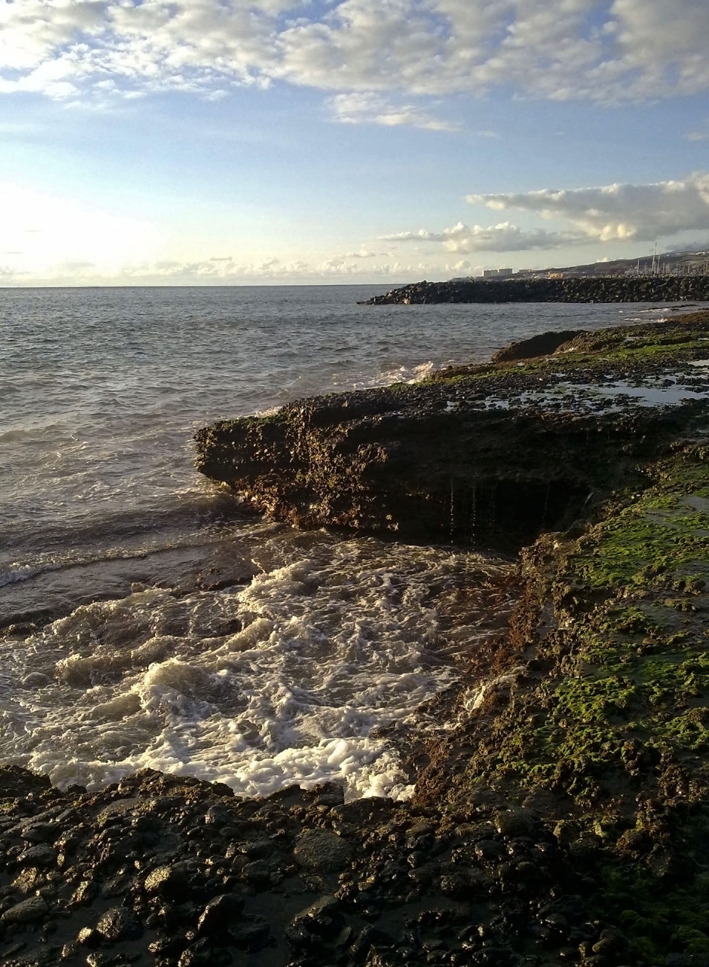 Orilla de la Playa de las Américas, popular destino turístico en Arona-Adeje.