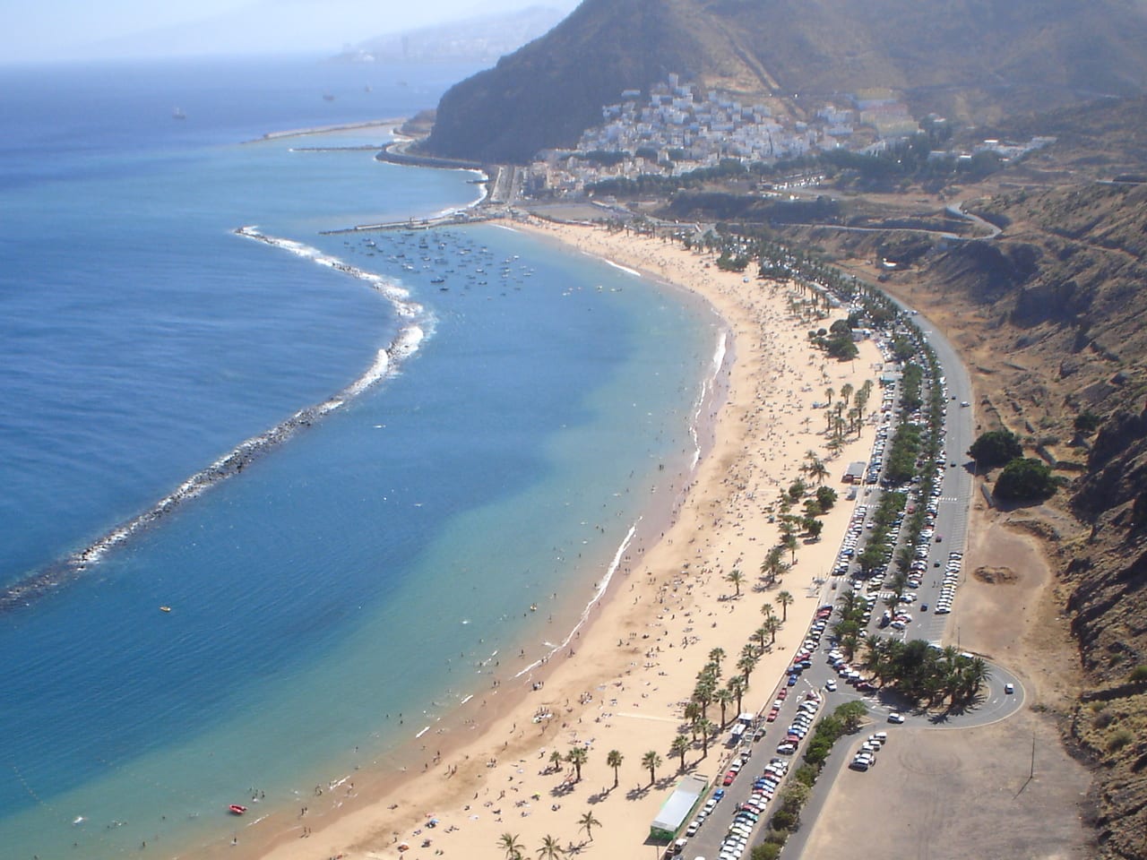 Arena dorada de la Playa de Las Teresitas en San Andrés, Santa Cruz de Tenerife
