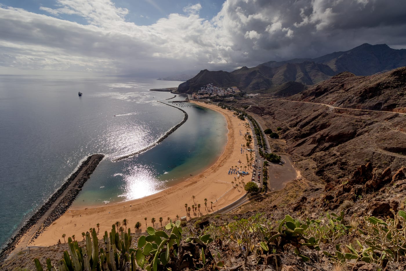 Las montañas del macizo de Anaga al fondo de la Playa de Las Teresitas