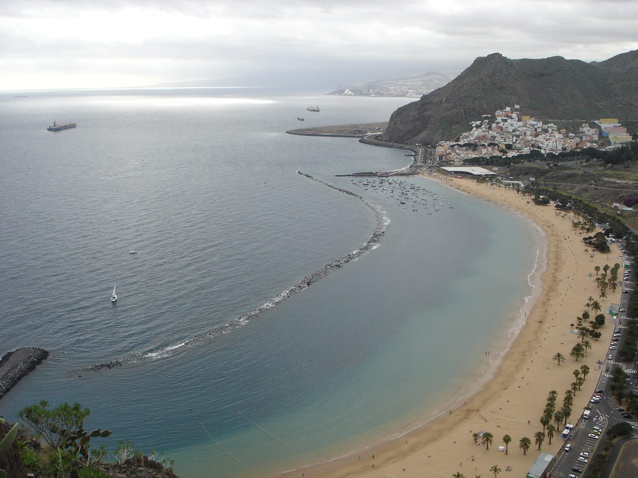 Vista de la Playa de Las Teresitas con el pueblo de San Andrés