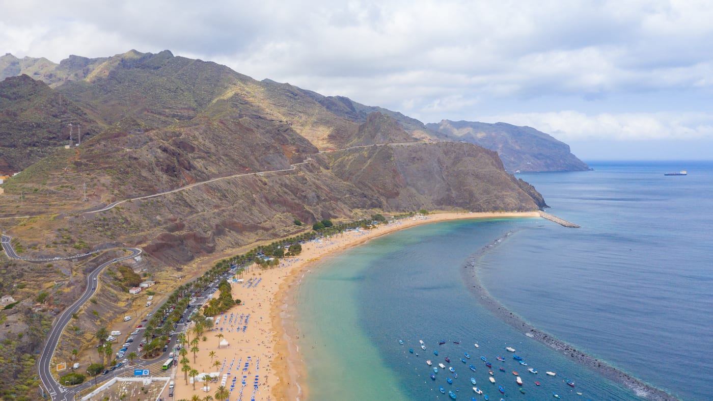 Vista aérea de la arena dorada y el rompeolas de la Playa de Las Teresitas, en San Andrés, Tenerife.