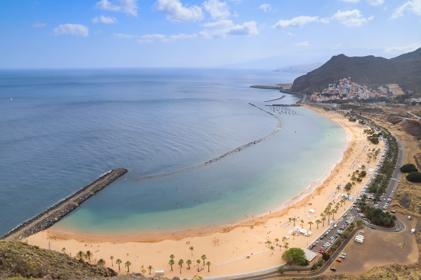 La Playa de Las Teresitas y el océano Atlántico vistos desde el Mirador de Las Teresitas, Tenerife.