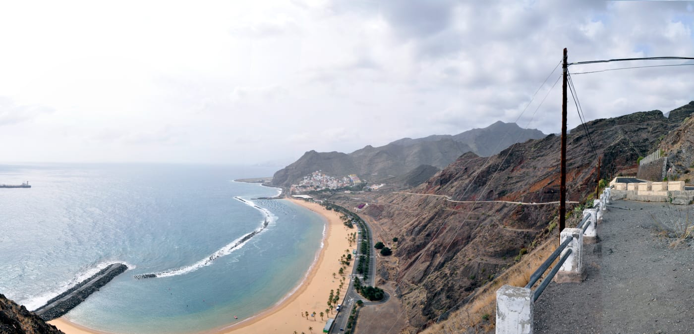 Panorámica de la Playa de Las Teresitas y el pueblo de San Andrés con las montañas de Anaga al fondo.