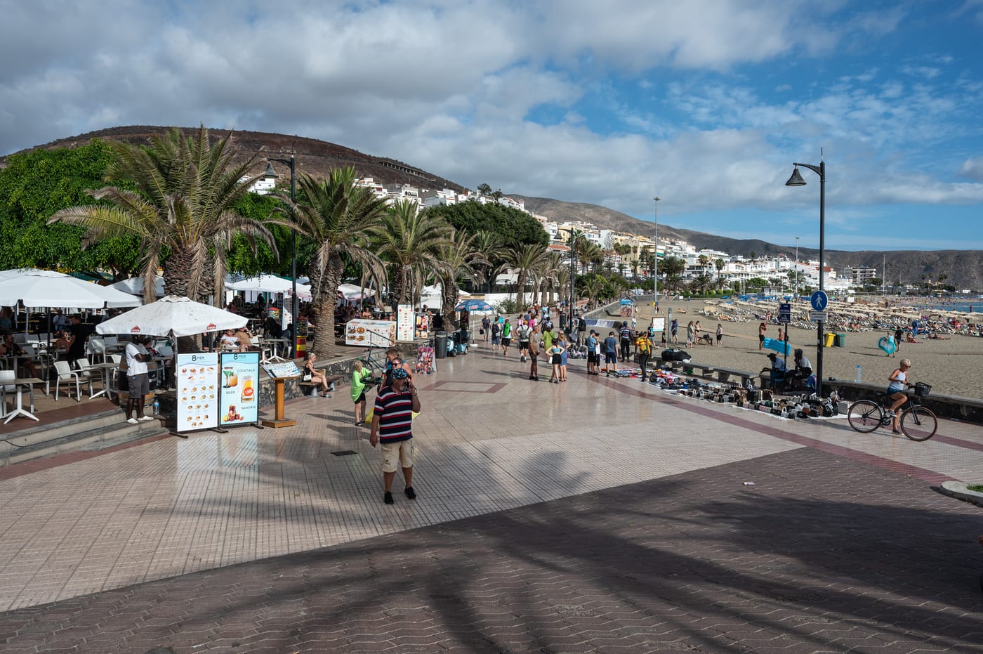 El paseo marítimo junto a la Playa de las Vistas, que bordea la arena dorada de este arenal de Los Cristianos.