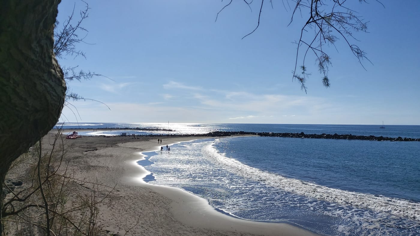 Arena dorada de la Playa de Troya, en el frente turístico de Costa Adeje y Playa de las Américas, sur de Tenerife.