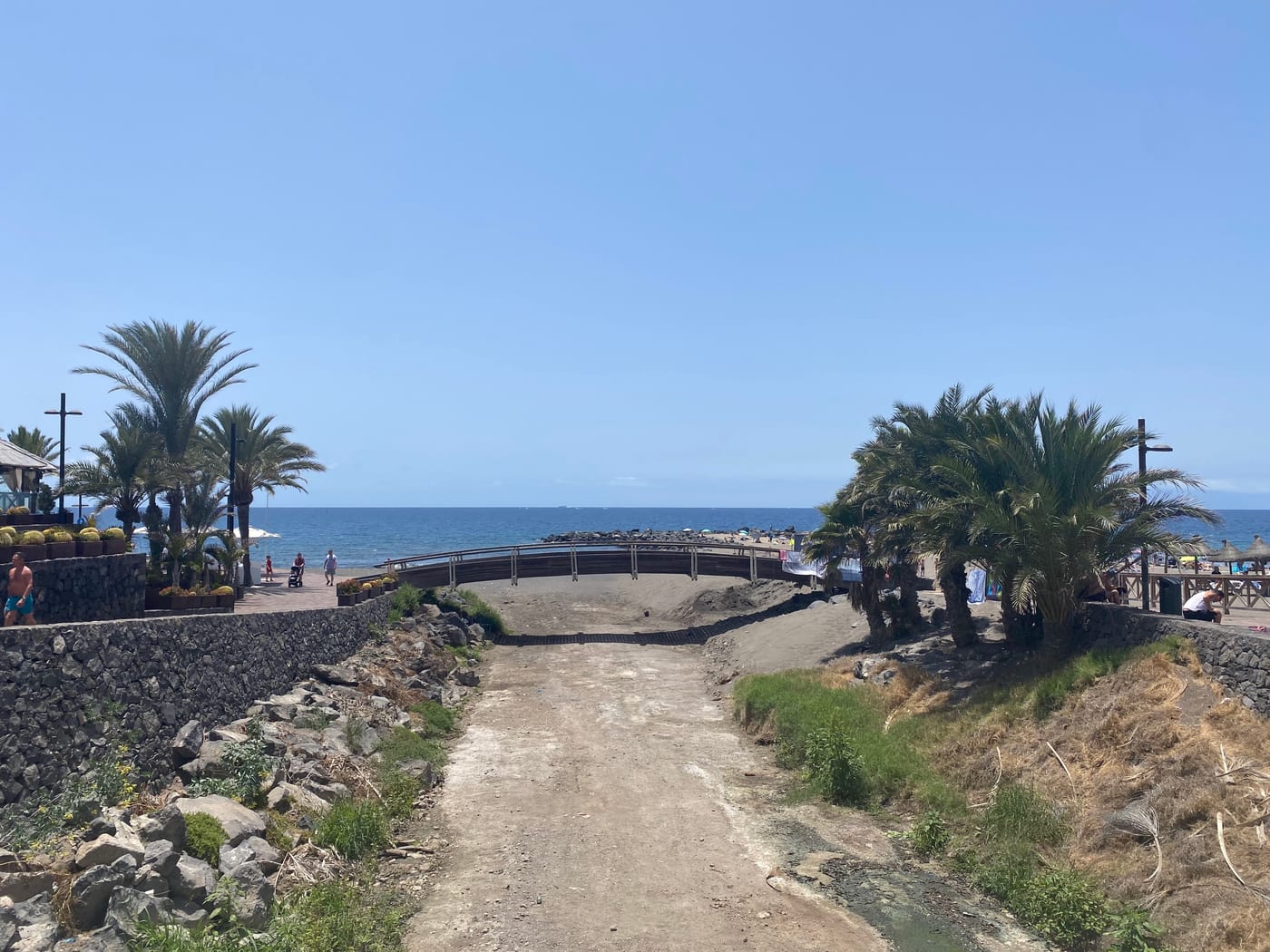 Playa de las Américas junto al Barranco de Troya (Arona), con bañistas y el característico ambiente turístico del sur de Tenerife.