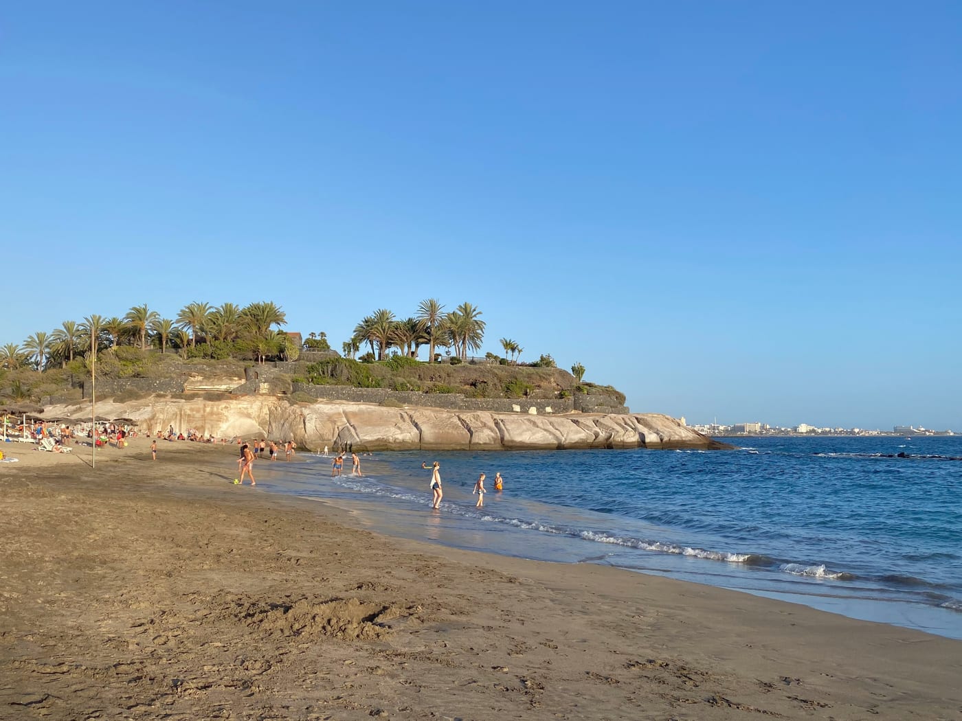 Sombrillas y zona de baño en la Playa del Duque, Costa Adeje.