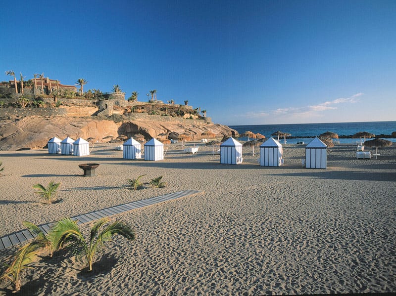 Vista de la Playa del Duque con su paseo de lujo en el sur de Tenerife.