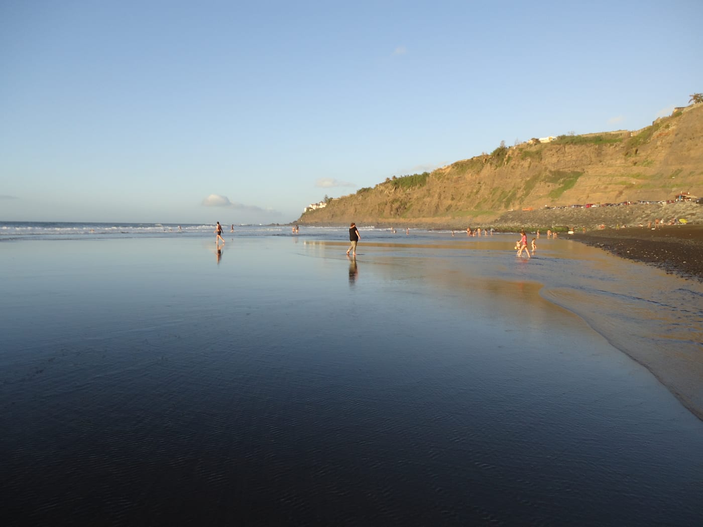 Playa de El Socorro, en Los Realejos (Tenerife), de arena negra volcánica.