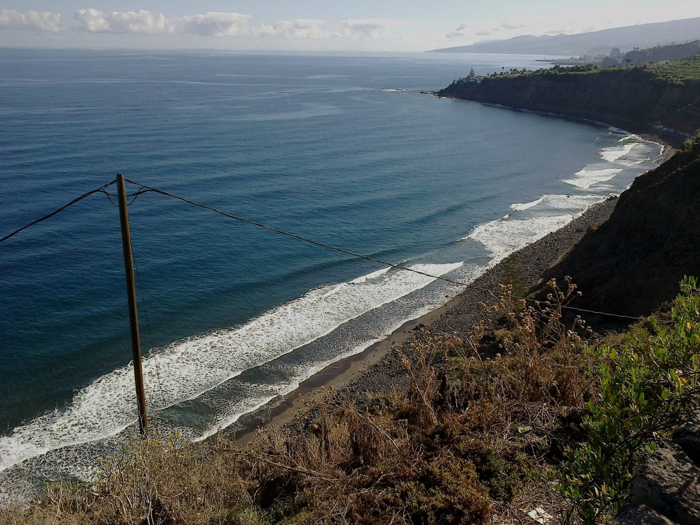 Vista de la Playa de El Socorro, Los Realejos (Tenerife), zona de surf en la costa norte.