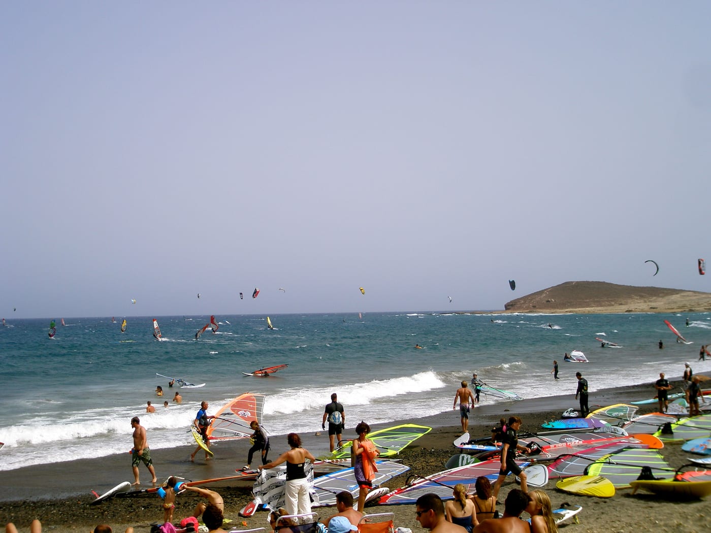 Día de playa en la playa de arena natural de El Médano, Granadilla de Abona, Tenerife.