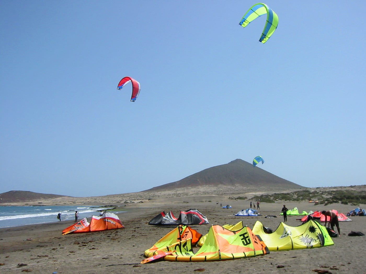 Kitesurfistas aprovechando el viento en la playa de El Médano, Tenerife.