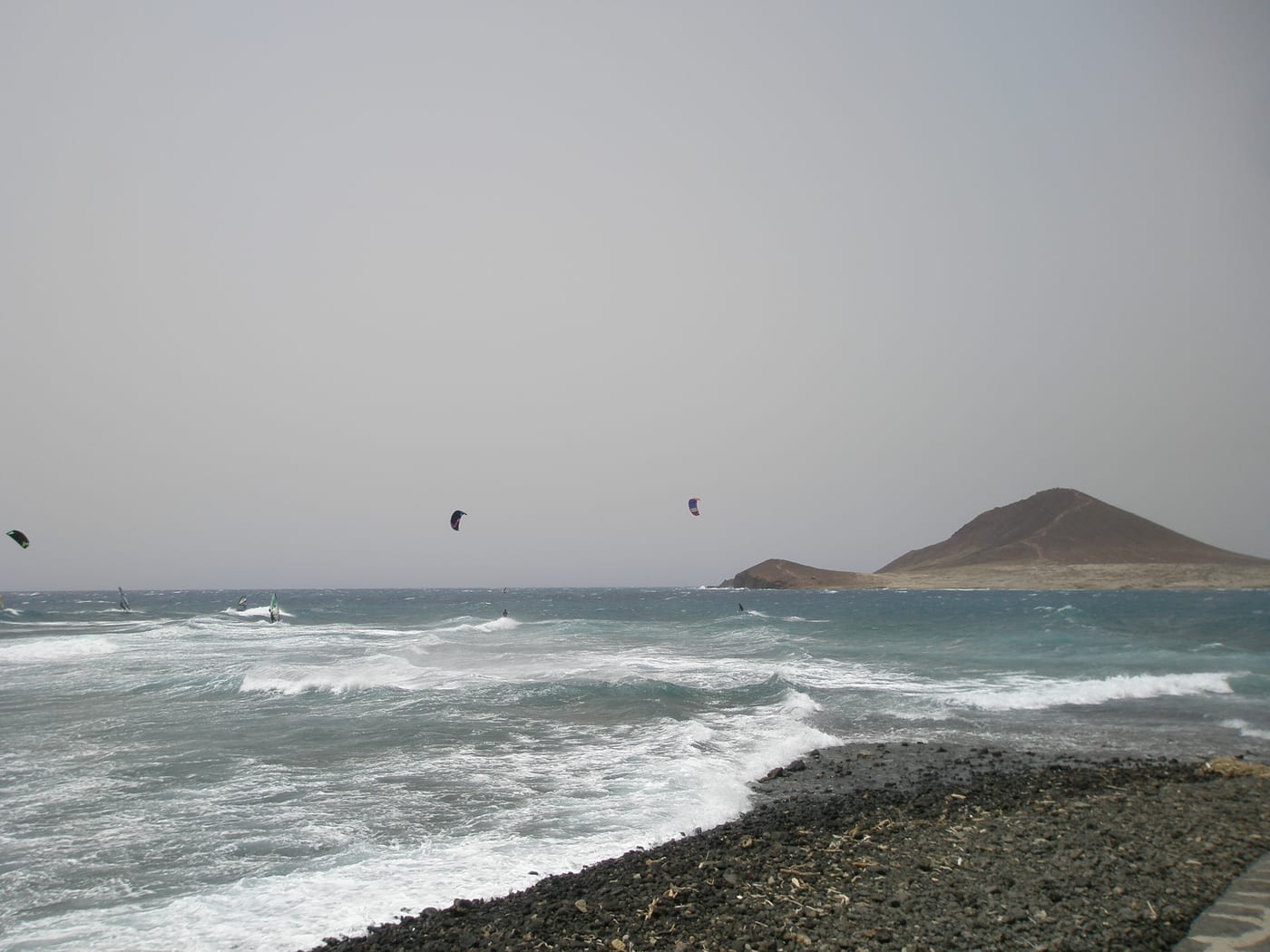 Día de viento en El Médano, meca del windsurf y el kitesurf en el sur de Tenerife.