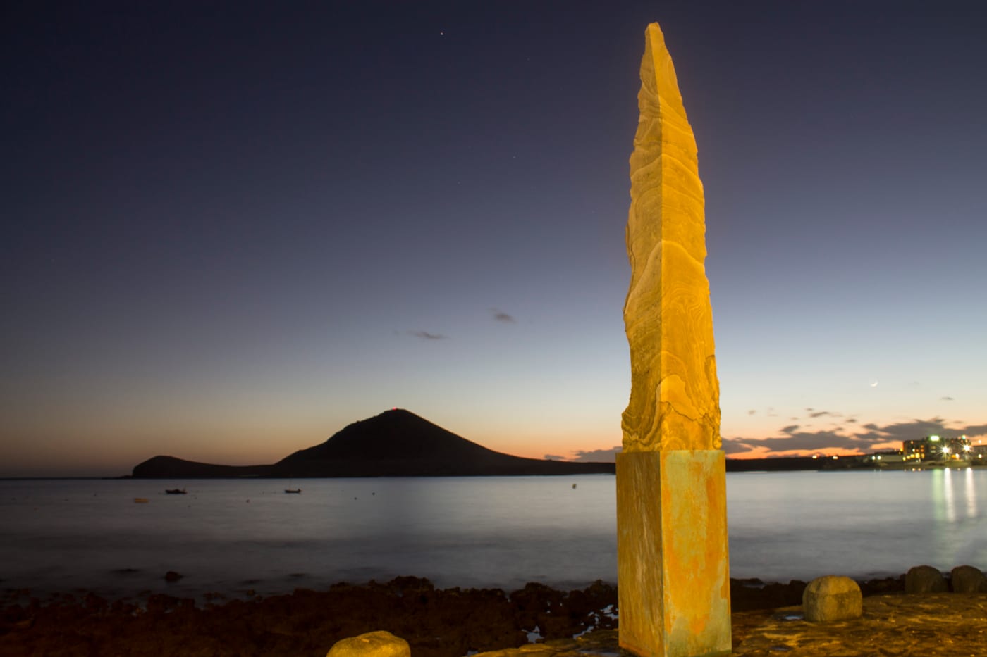 La Montaña Roja al fondo, vista desde la playa de El Médano, Granadilla de Abona, Tenerife.