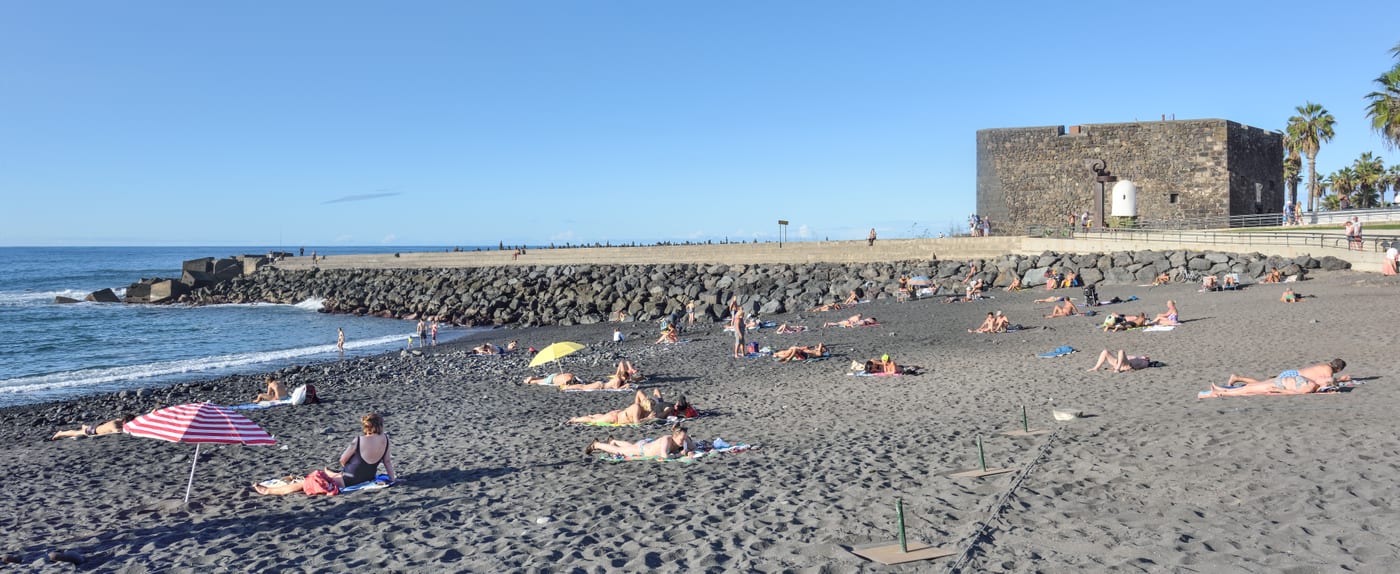 Panorámica de la Playa Jardín con el Castillo de San Felipe al fondo, Puerto de la Cruz, Tenerife.