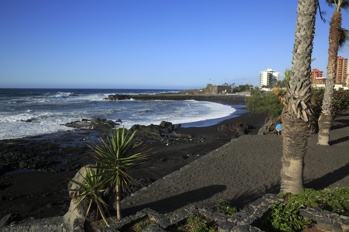 Jardines de la Playa Jardín en la desembocadura del Barranco de San Felipe, con el Castillo de San Felipe al fondo, Puerto de la Cruz, Tenerife.