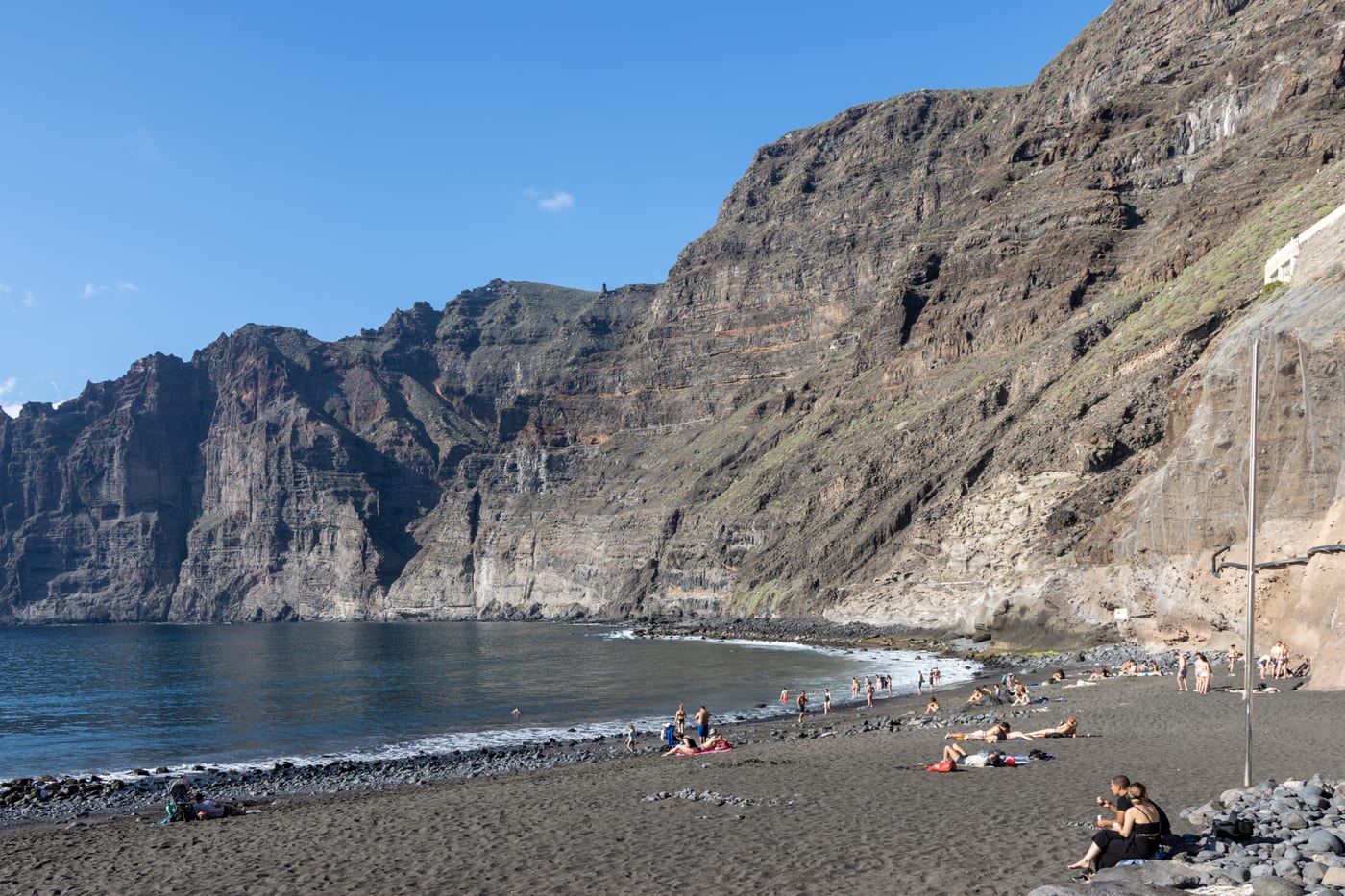 Playa de los Guíos, la playa de arena negra al pie de los acantilados de Los Gigantes, en Santiago del Teide, Tenerife.