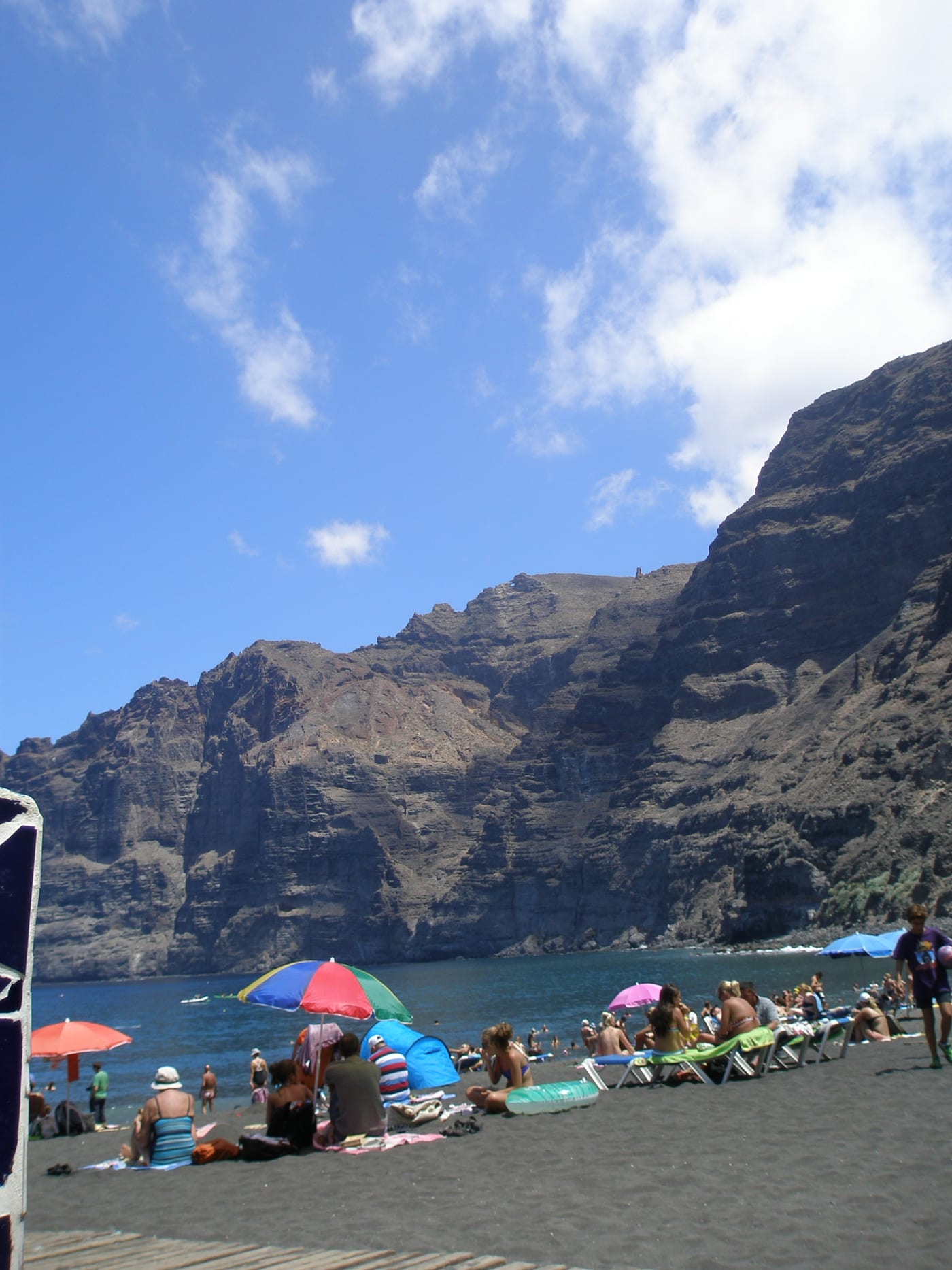 Vista de la Playa de los Guíos junto al imponente acantilado de Los Gigantes, en Los Gigantes, Tenerife.