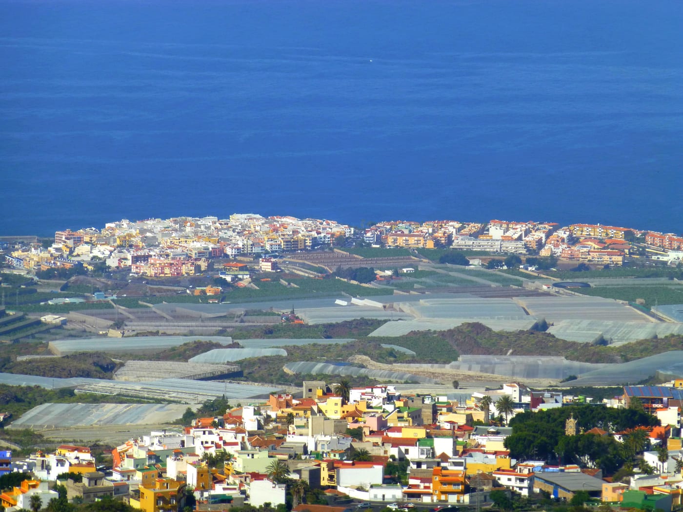 Vista del pueblo costero de Playa de San Juan (Guía de Isora, Tenerife) desde Chirche.