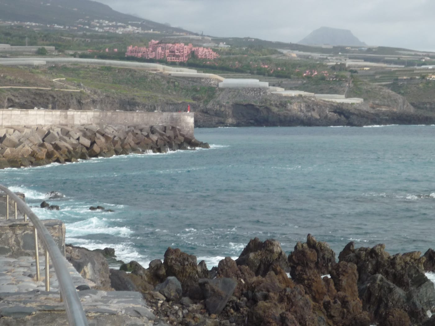 La playa de Playa de San Juan desde la Avenida del Emigrante (Guía de Isora, Tenerife).