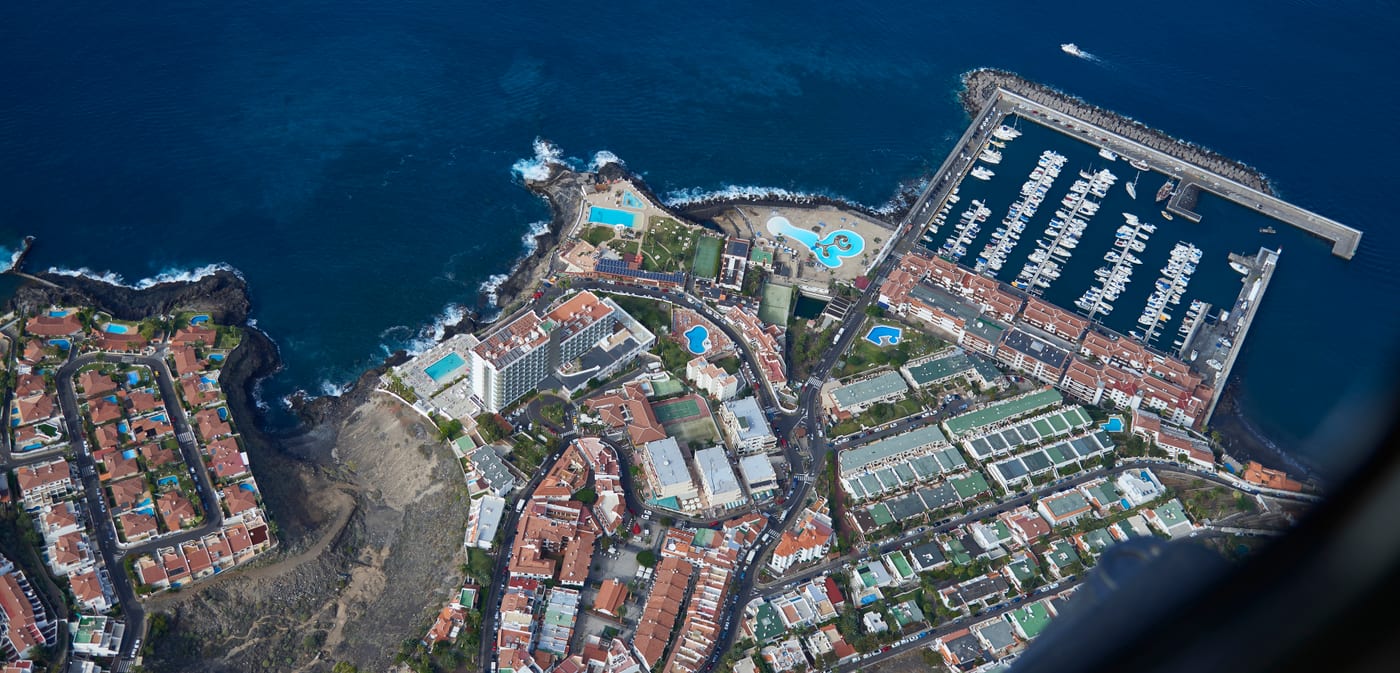 Vista aérea de los acantilados de Los Gigantes en la costa suroeste de Tenerife, un paisaje icónico para sobrevolar en helicóptero.