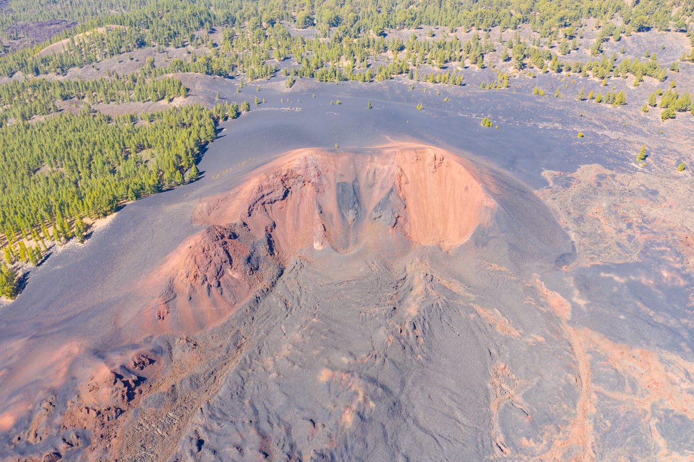 Vista aérea del cráter del Teide, el techo de España, tal como se aprecia desde el aire en un tour en helicóptero.