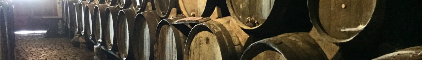 Barricas de vino en la bodega de Bodegas Monje, El Sauzal, norte de Tenerife