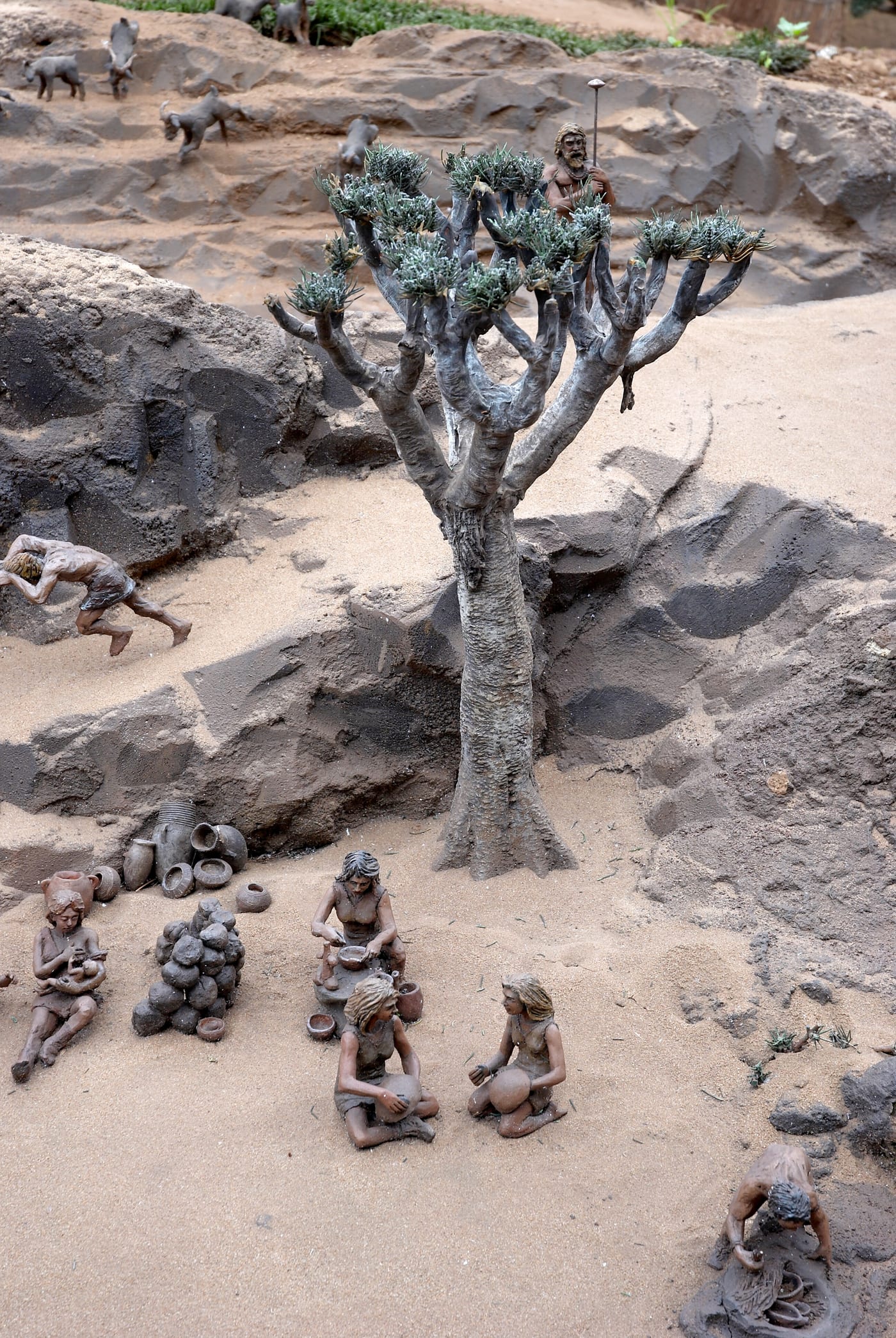 Figuras de guanches en el parque en miniatura Pueblo Chico, Tenerife