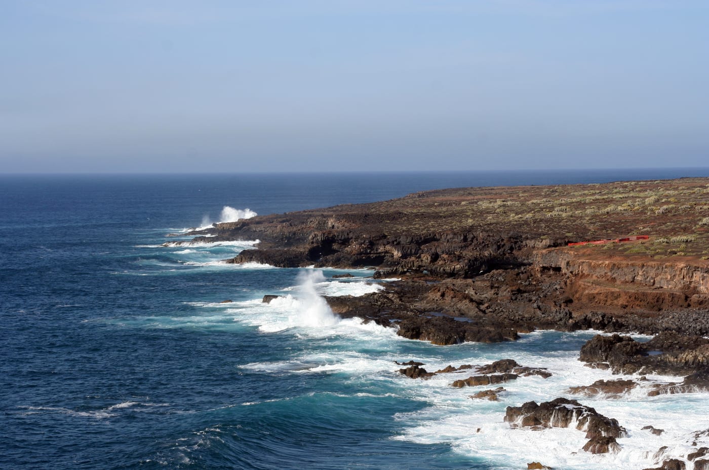 Vista al mar desde Punta de Teno, con La Gomera al fondo.