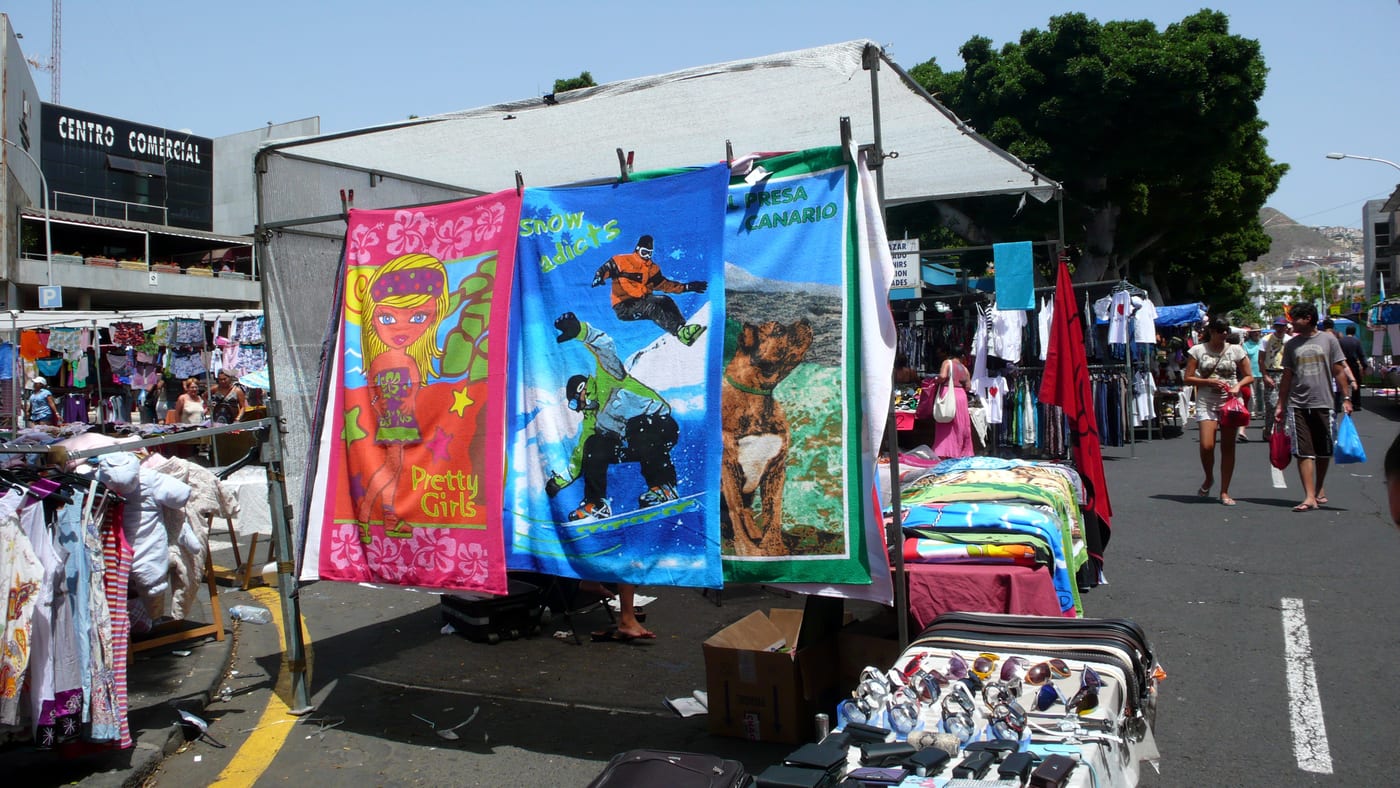 Puestos de venta en el Rastro de Santa Cruz de Tenerife.