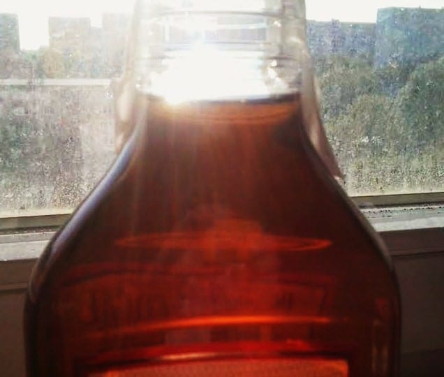 Botella de ron miel canario.
