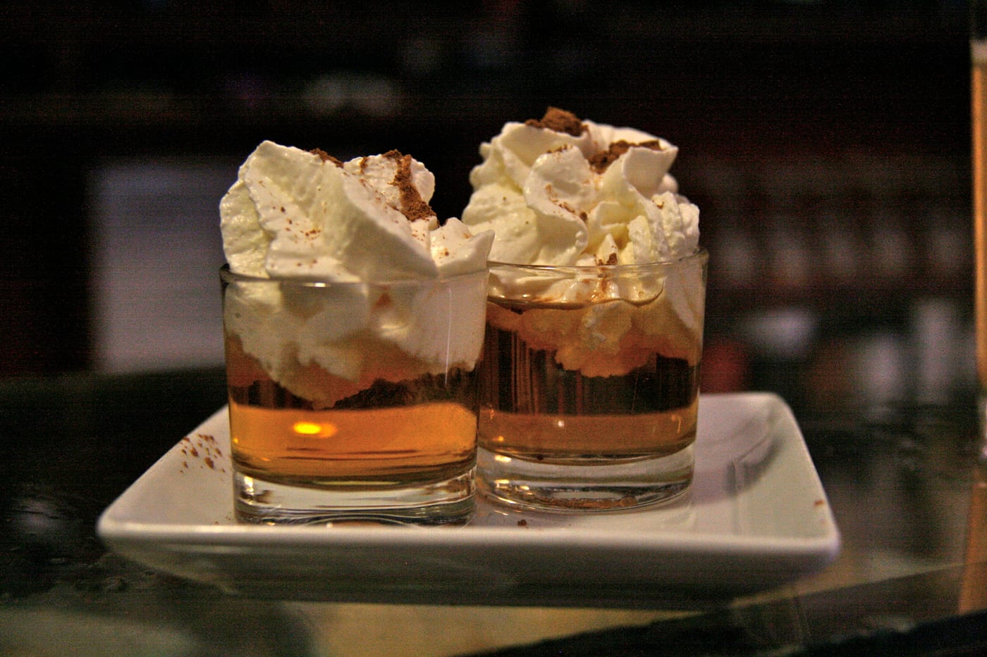 Chupito de ron miel canario cubierto de nata y canela.