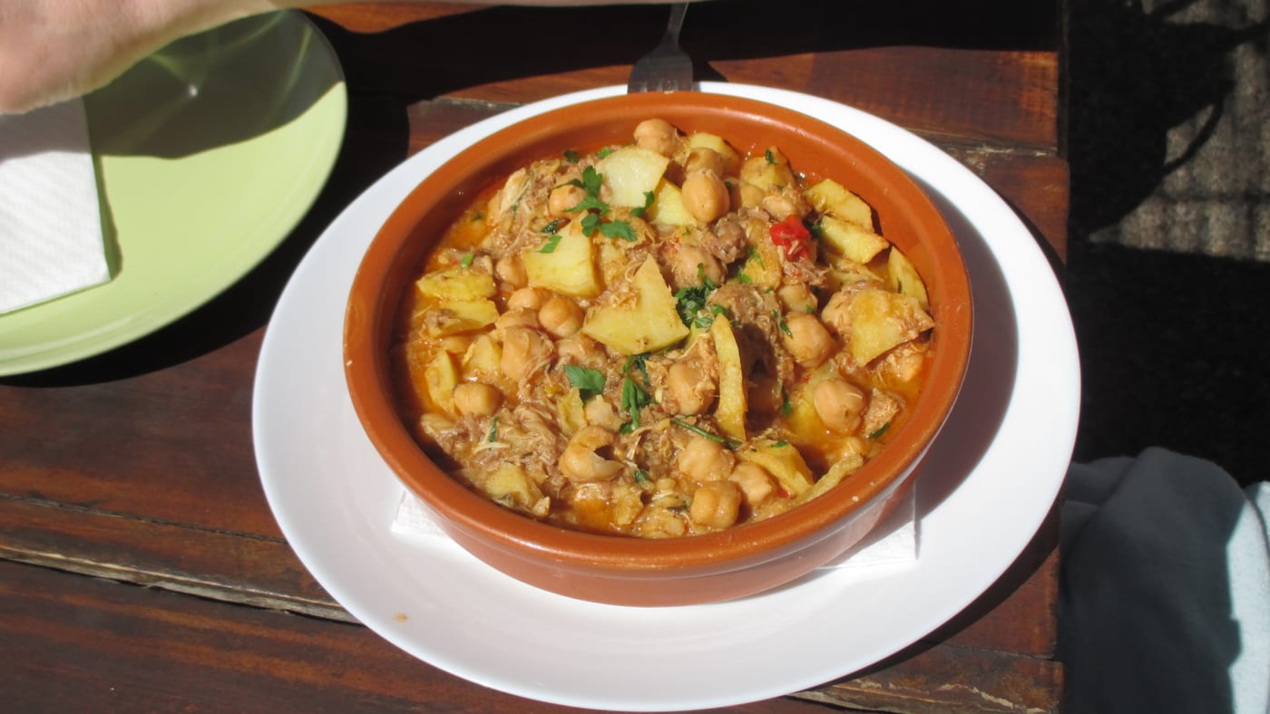 Ropa vieja al estilo canario servida en Fataga, Gran Canaria, Islas Canarias.