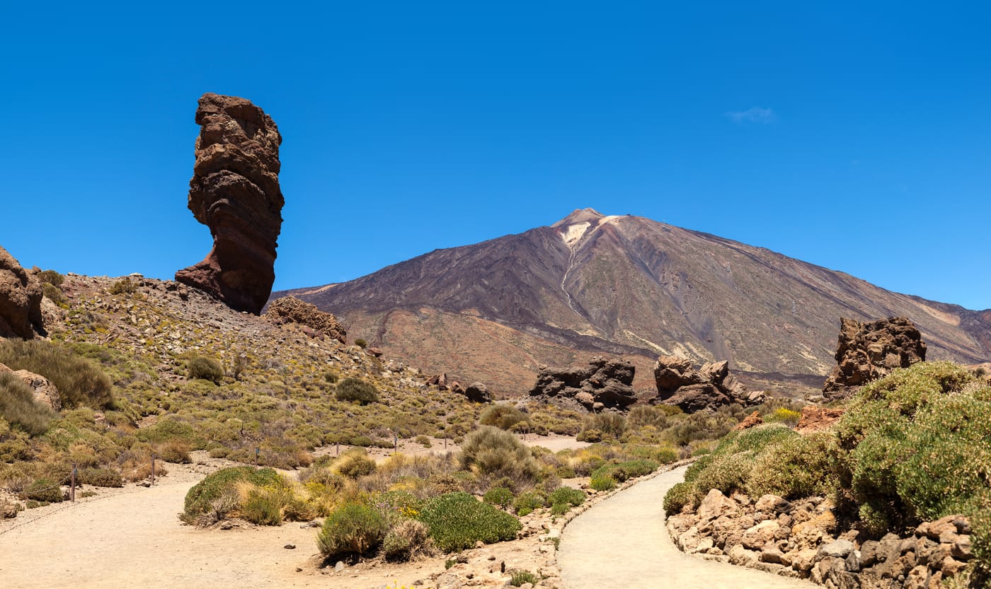 El Roque Cinchado, la formación rocosa más emblemática de los Roques de García, con el Teide al fondo.