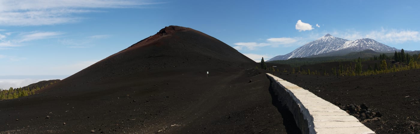 Cono volcánico de Montaña Negra (El Tanque) con el Teide y Pico Viejo al fondo.