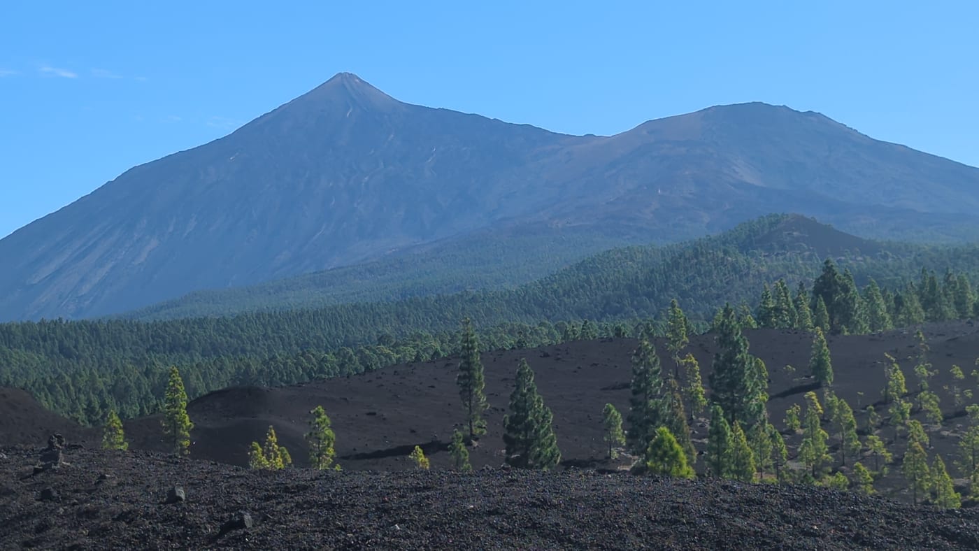 El Teide y el cráter del Pico Viejo, destino de las rutas de senderismo de altura del parque.