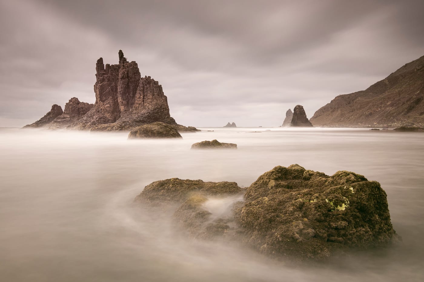 Playa de Benijo con el emblemático Roque de Benijo al fondo, en el extremo norte del macizo de Anaga.