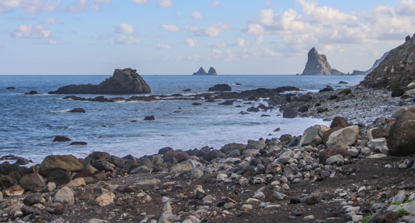 Playa de Almáciga, de arena negra y oleaje abierto, bajo los acantilados de Anaga entre Taganana y Benijo.